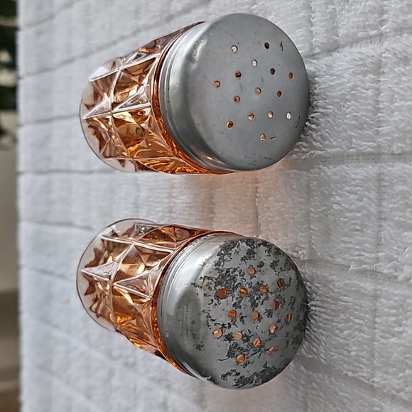 Pink Depression Glass Salt and Pepper Shakers in Windsor Pattern - Picture 3 of 7